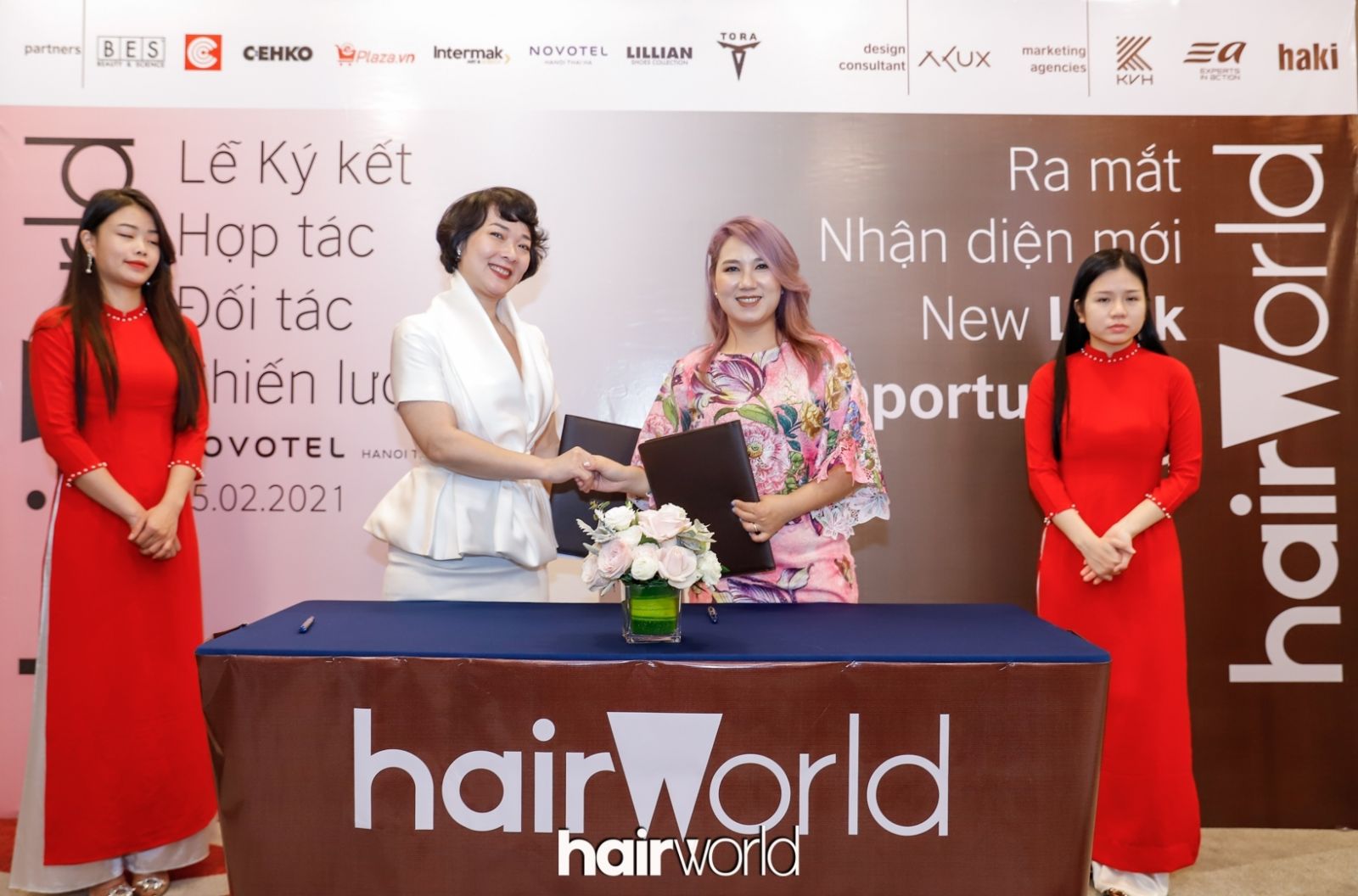 Cái bắt tay giữa Marchio và bà Vũ Kim Hoàn – Giám đốc đối ngoại Haki Advertising